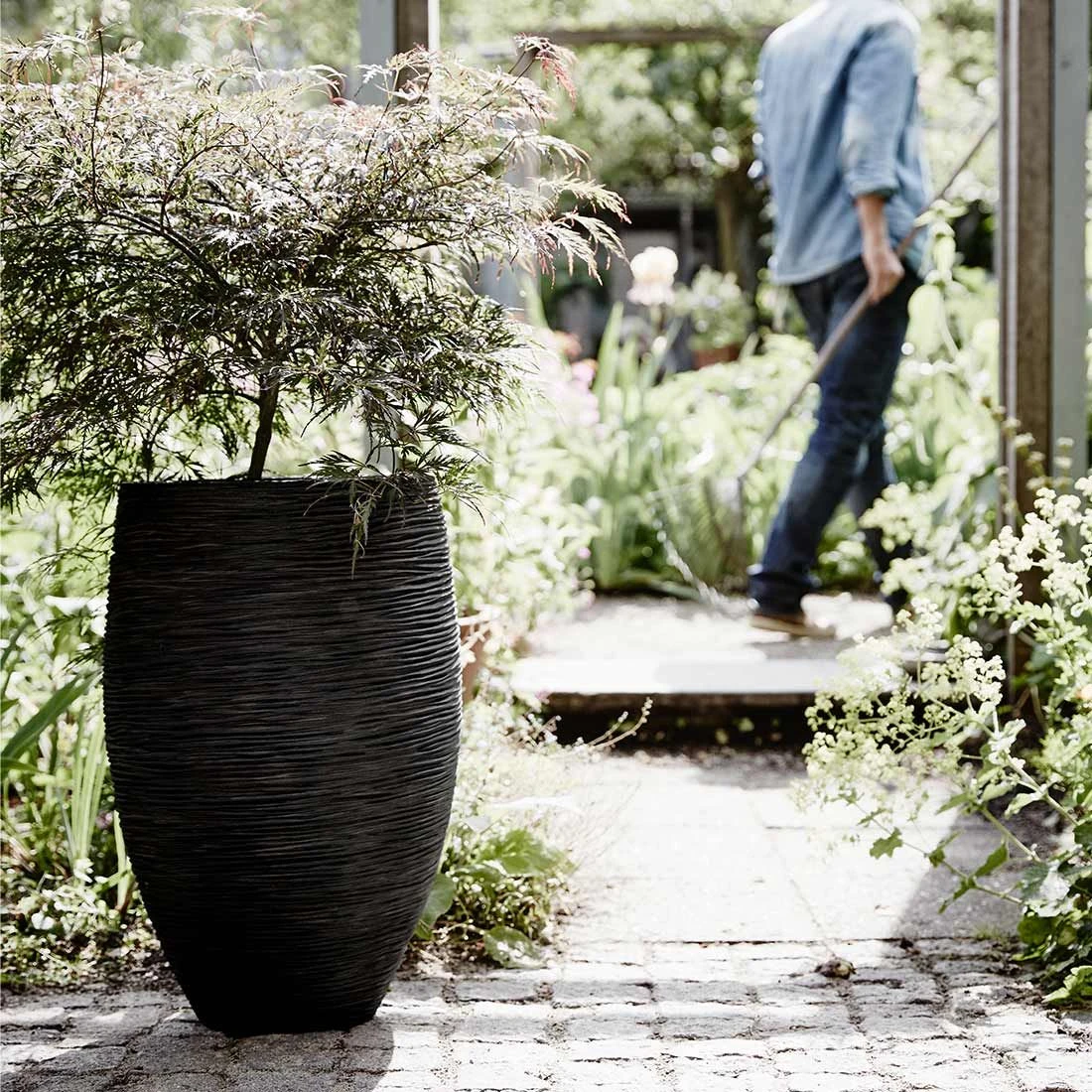 Capi Rib Pflanztopf Ø45x72cm Kunststoff Schwarz 2 Capi Rib Pflanztopf Ø45x72cm Kunststoff Schwarz – Bild 2